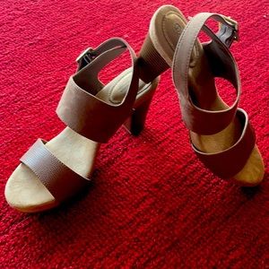 Giani Bernini 9M Taupe Sandal